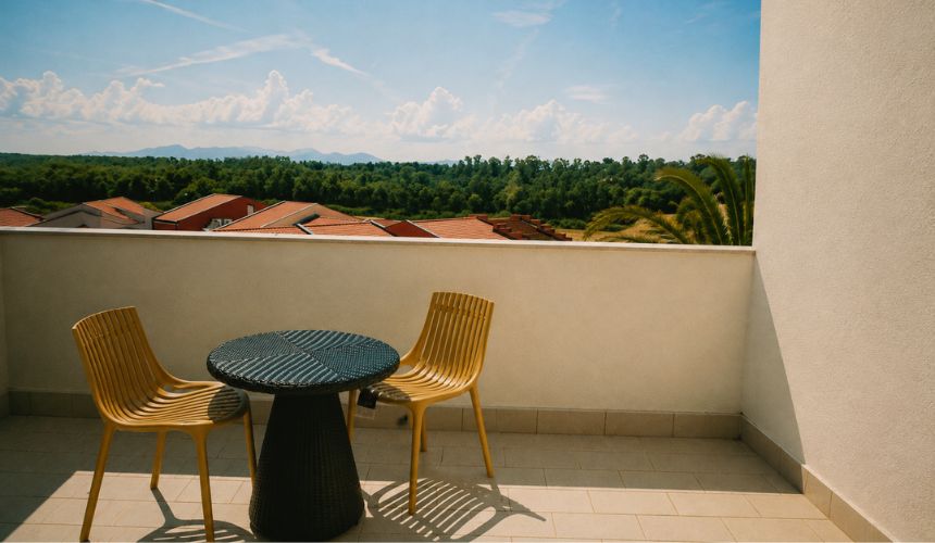 balconcino nelle camere con sedie